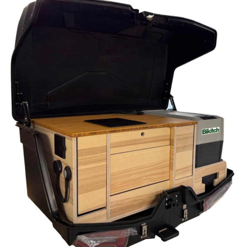 La cuisine Bikitch, compacte et complète, exploite parfaitement les 330 L du coffre d'attelage.