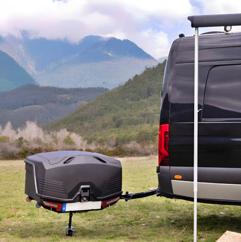 Toujours fixée sur la boule d'attelage, la box Bikitch peut être éloignée de l'arrière du véhicule grâce à son bras pivotant et sa roue jockey amovible.