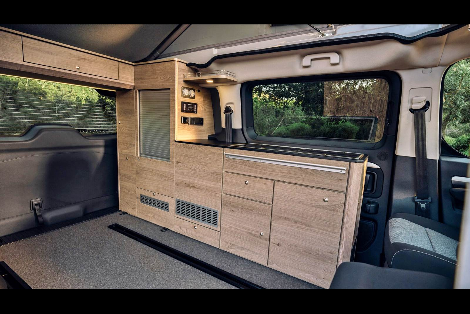 Le mobilier est signé Bravia Mobil, aménageur slovène de bonne réputation.