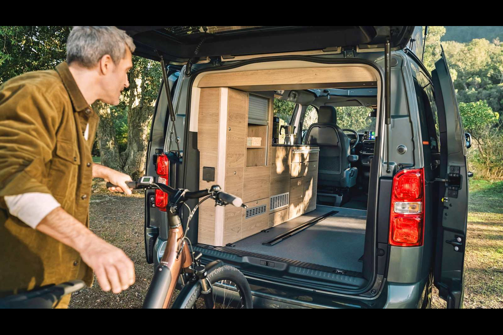 Vélo, surf, kite, paddle, kayak, équipements de sports, instruments de musiques, outillages, petits déménagements... l'utilisation de la soute en l'absence de la banquette est sans limite.