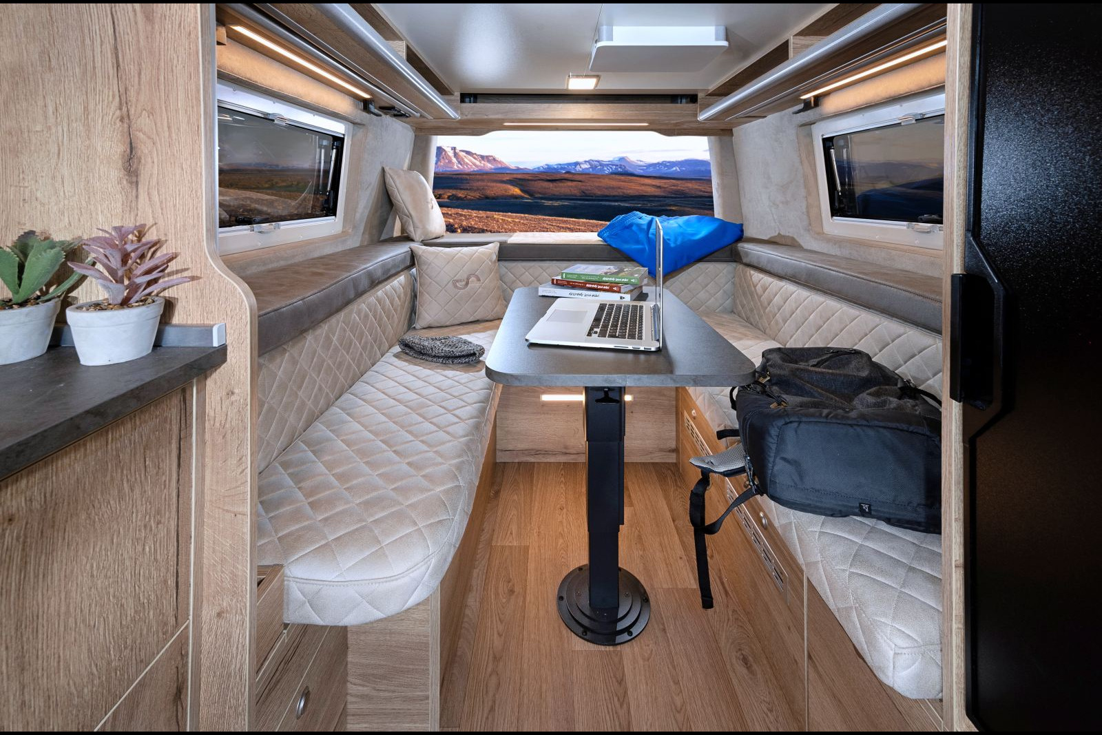 Mega Lounge 640 : isolation toutes saisons et design intemporel sont la signature des fourgons Mega Mobil.