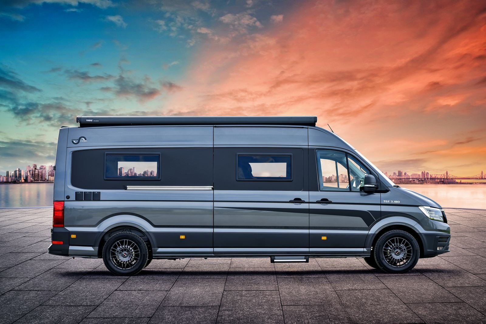 Développé sur Man 4x2 boite auto (3,5 t) par Mega Mobil, le Mega Re-Aktiv 680 S dispose des options 4x4 et poids lourd 4,1 t.