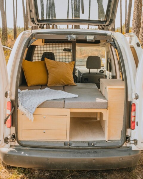 Même pour les véhicules format ludospace, Simple Vans a la solution. Ici avec le kit Weekender.