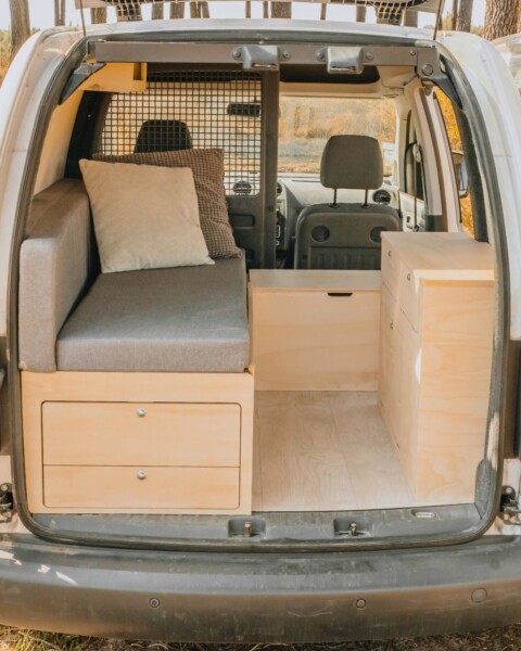 Même pour les véhicules format ludospace, Simple Vans a la solution. Ici avec le kit Weekender.