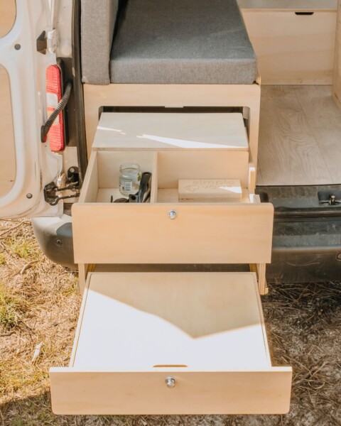 Même pour les véhicules format ludospace, Simple Vans a la solution. Ici avec le kit Weekender.