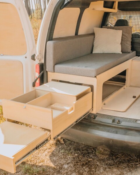 Même pour les véhicules format ludospace, Simple Vans a la solution. Ici avec le kit Weekender.