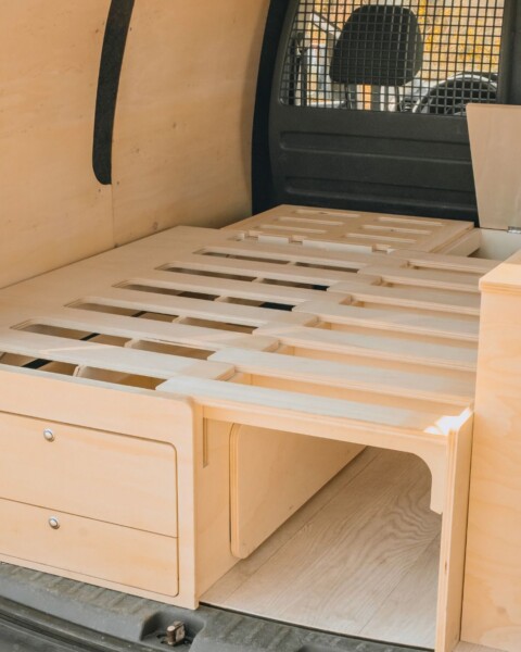 Même pour les véhicules format ludospace, Simple Vans a la solution. Ici avec le kit Weekender.