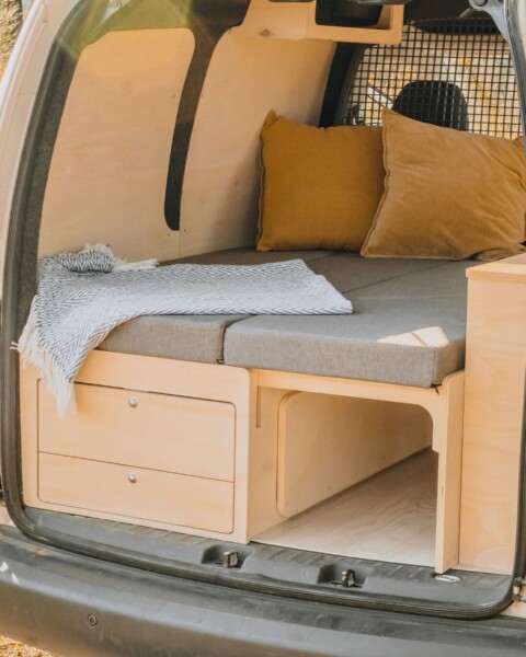 Même pour les véhicules format ludospace, Simple Vans a la solution. Ici avec le kit Weekender.