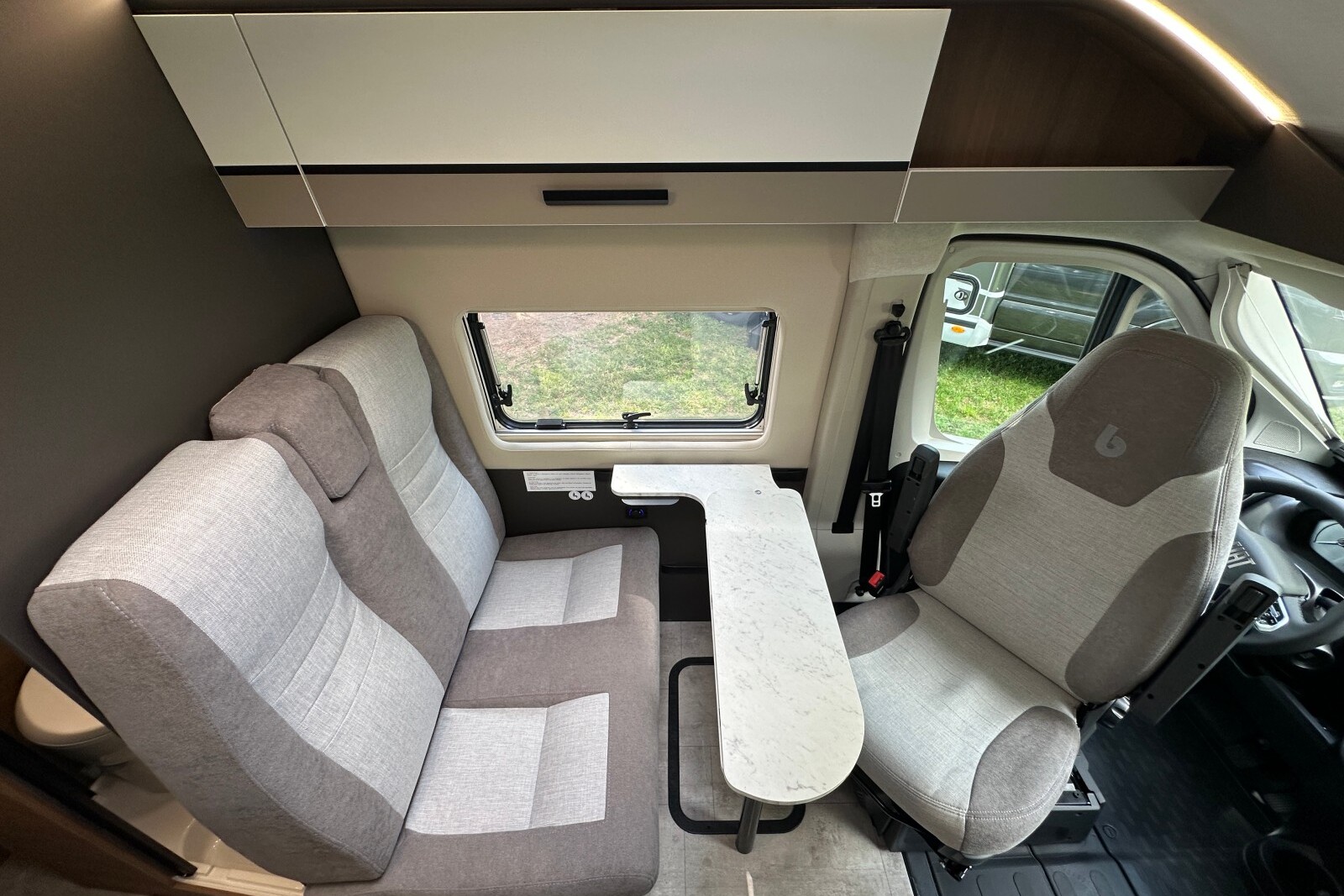 BENIMAR Benivan 160 Plus - Repliée, cette table facilite la circulation dans le coin dinette.