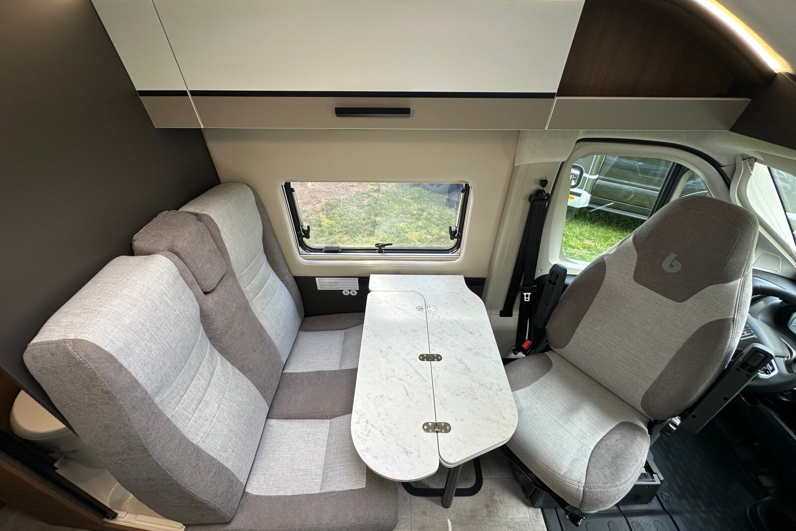 BENIMAR Benivan 160 Plus - Parmi les atouts de la finition Plus, on retrouve l'astucieuse table pliante inspirée de celle des TGV.