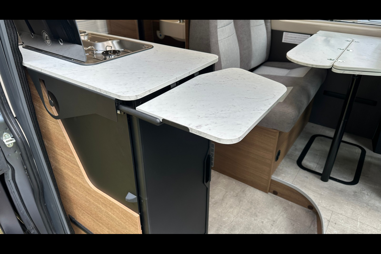 BENIMAR Benivan 160 Plus - Quand elle est déployée, la tablette escamotable n'empêche pas l'utilisation du frigo.