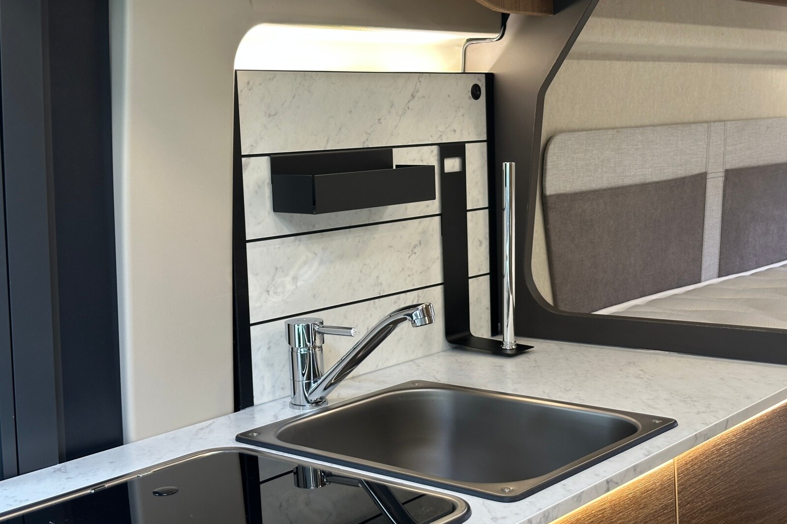 BENIMAR Benivan 160 Plus - La crédence en cuisine intègre de petits accessoires amovibles.