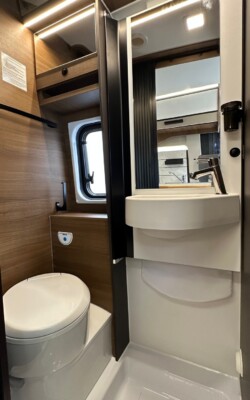 BENIMAR Benivan 160 Plus - La salle de type Vario en configuration cabinet de toilette