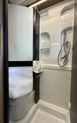 BENIMAR Benivan 160 Plus - La salle de type Vario en configuration douche