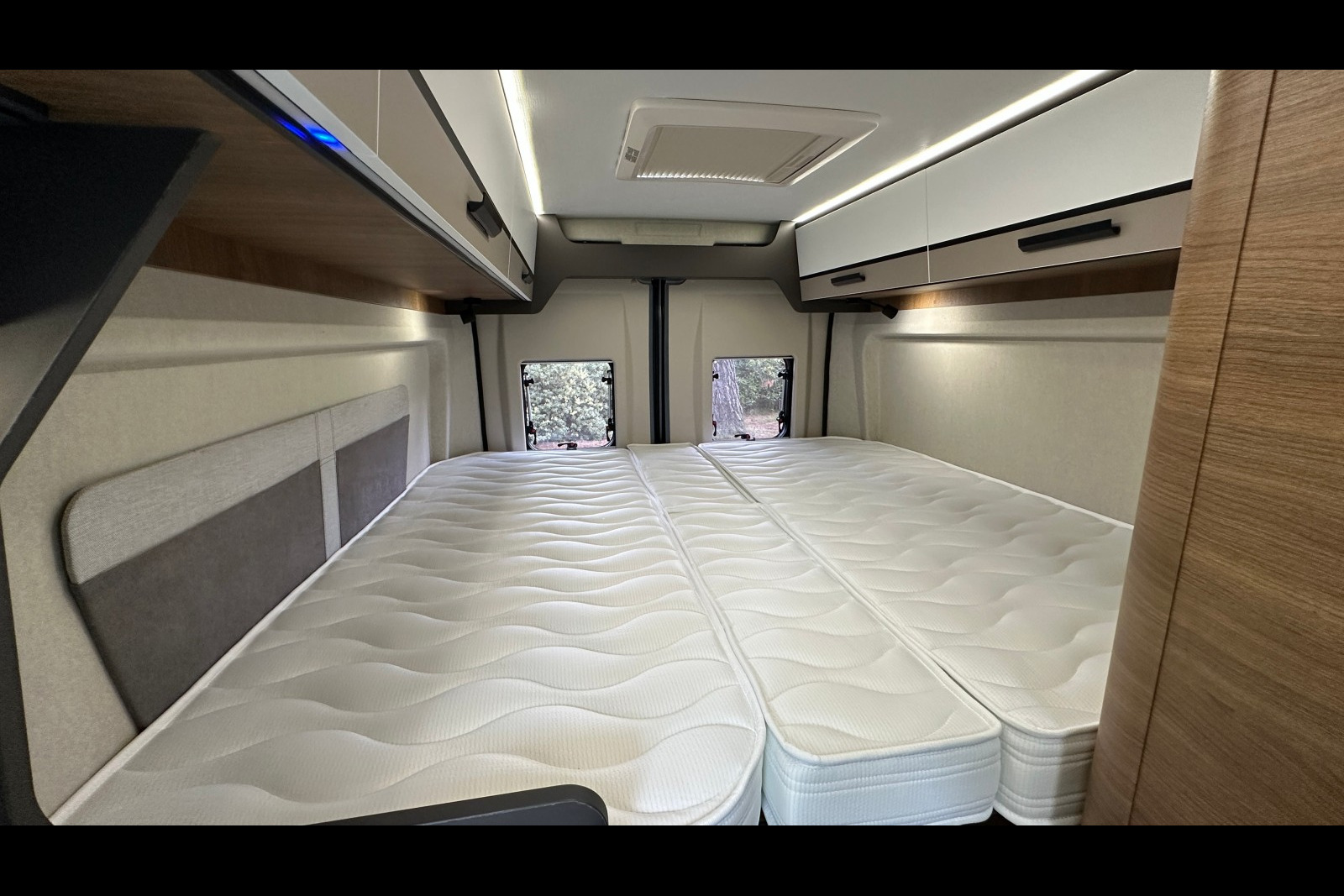 BENIMAR Benivan 160 Plus - Les lits jumeaux (80 x 195 / 80 x 186 cm) peuvent être réunis en couchage longitudinal XL à l'aide d'un matelas intercalaire.