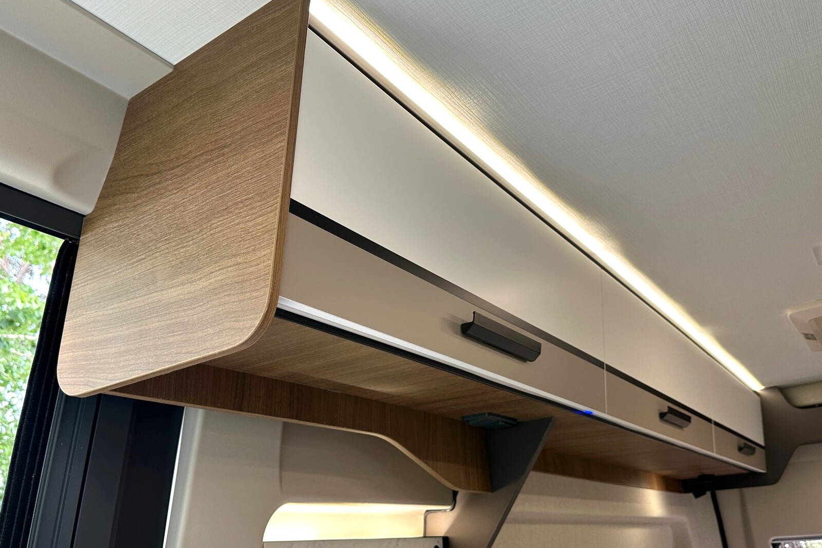 BENIMAR Benivan 160 Plus - Une nouvelle barre d'éclairage au niveau des placards de pavillon apporte un supplément de lumière et une touche de modernité à l'ambiance intérieure.
