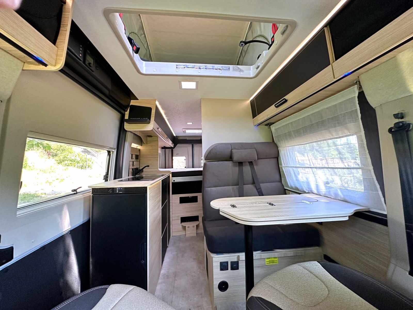 L'intérieur de ce Chausson 690 Sport Line laisse entrevoir un toit relevable, e dernier est proposé en option.