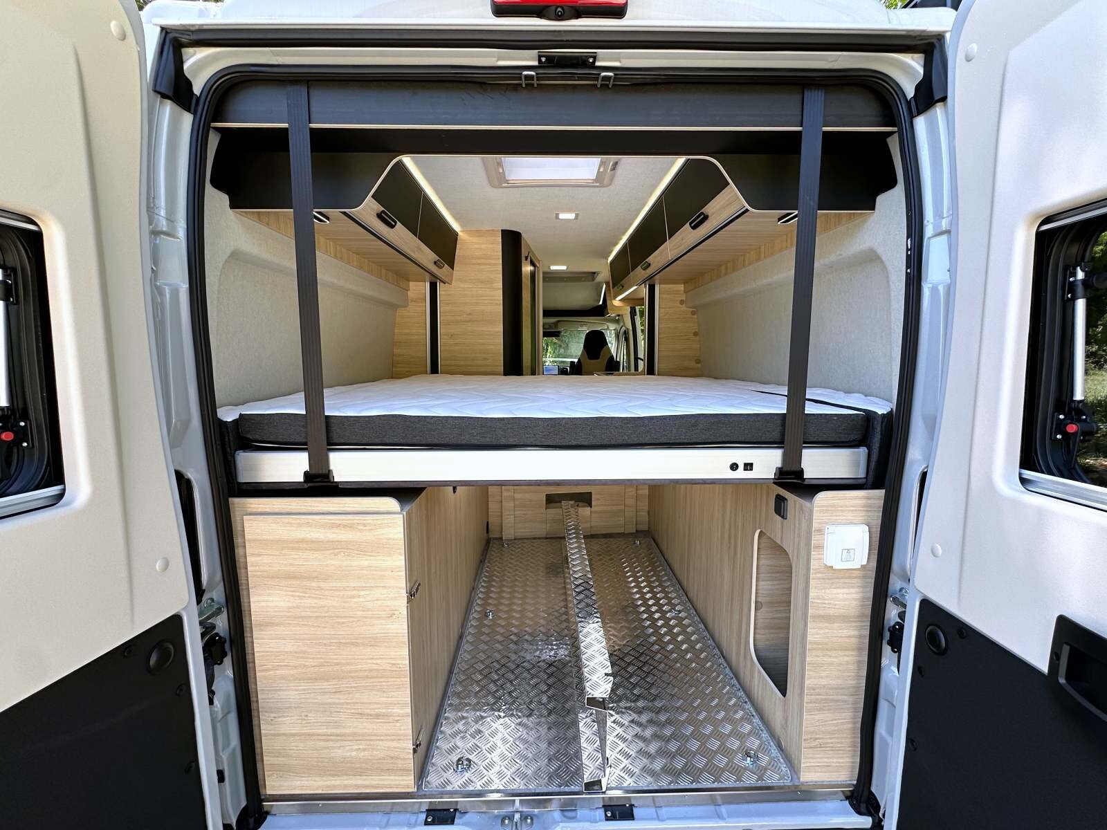 La spécificité du Chausson V690, son lit de pavillon réglable électriquement en hauteur.