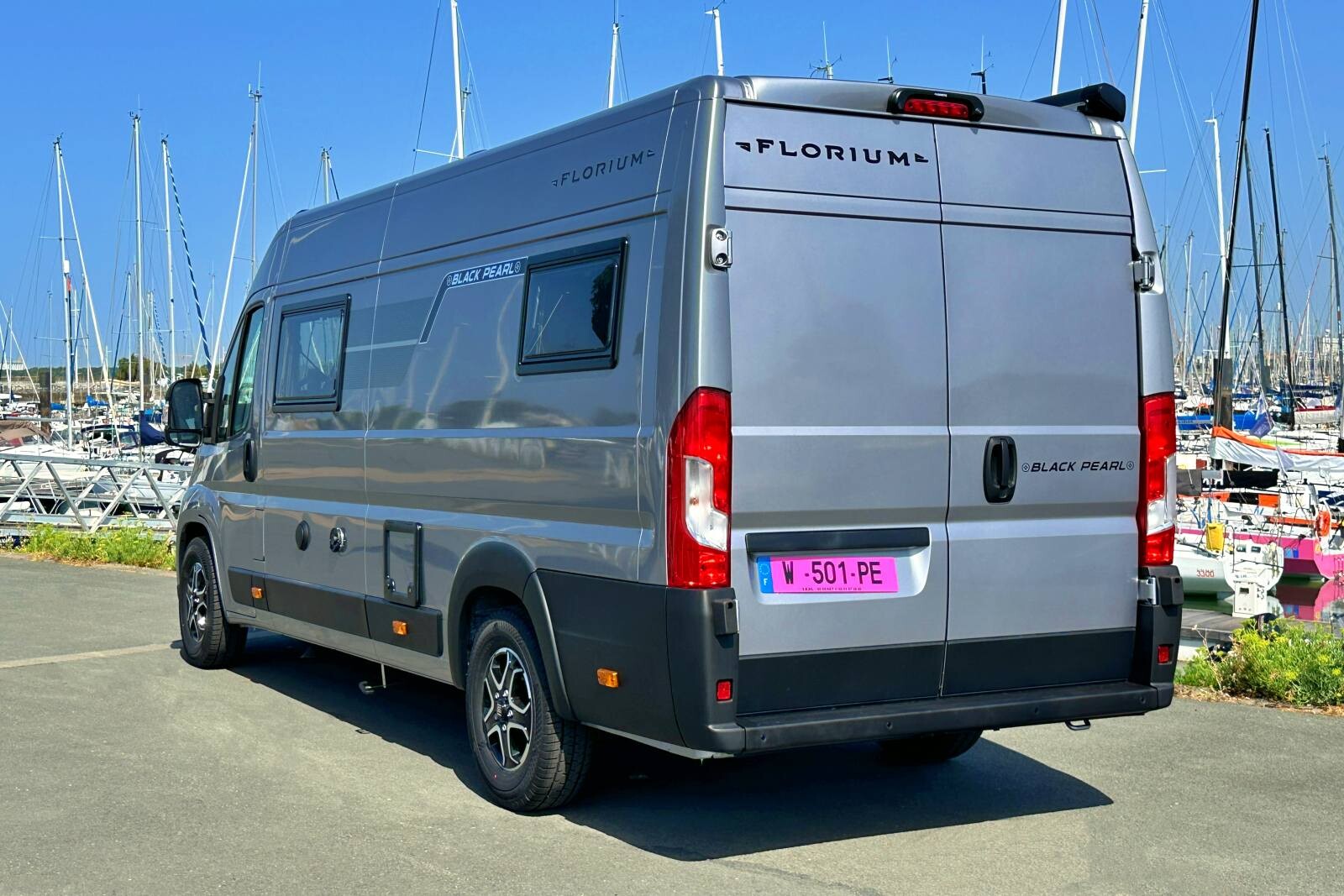 ...le Black Pearl 63 KS est un fourgon de 3,5 t avec 4 places carte grise...