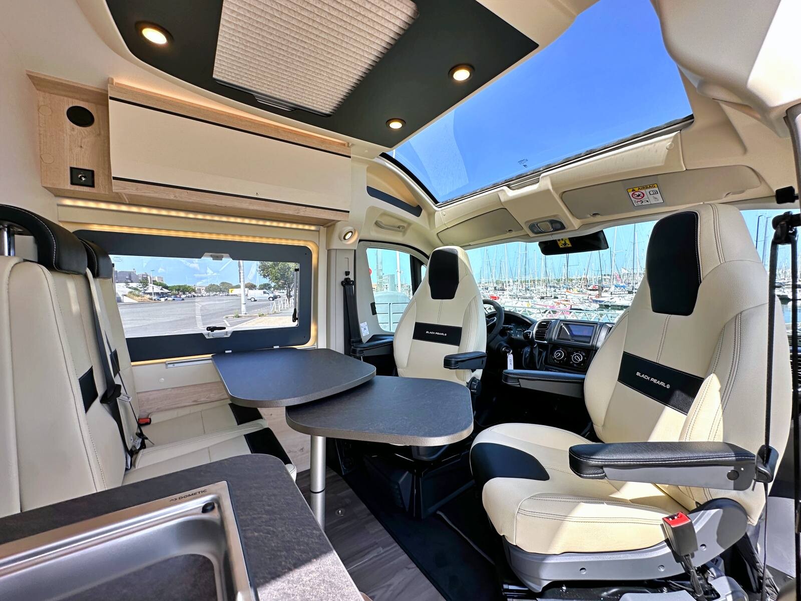 Le skyview panoramique est de série sur toute la gamme Black Pearl.