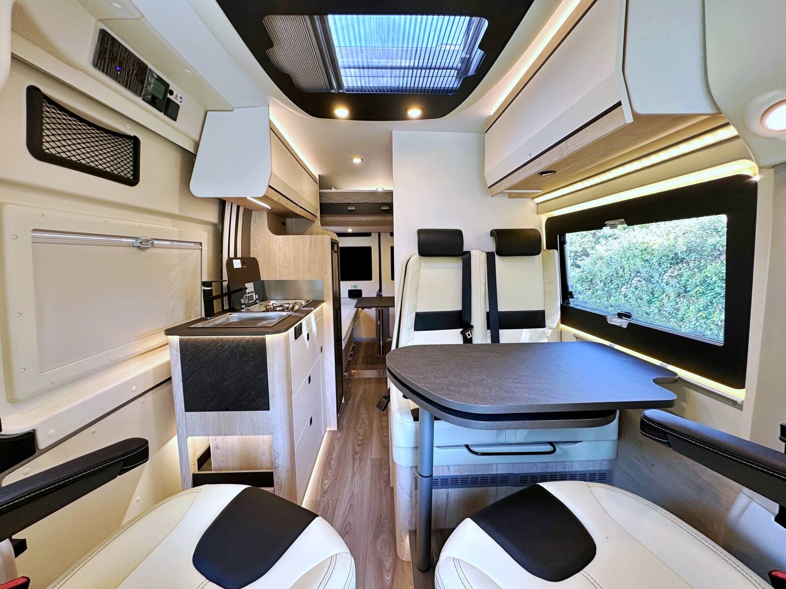 Une ambiance lumineuse, contemporaine et chic propre à la gamme de fourgons Black Pearl.