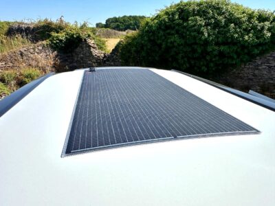 Pour éviter de capter la chaleur, le dessus du toit est blanc. Il accueille le panneau solaire fourni avec le Sky-Up.