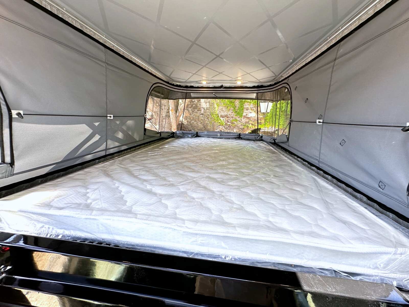 La dimension utile du lit est de 208 x 134,5 cm (matelas : 204 x 130 cm), et la hauteur intérieure constante de 85 cm, on peut y dormir dans le sens souhaité !