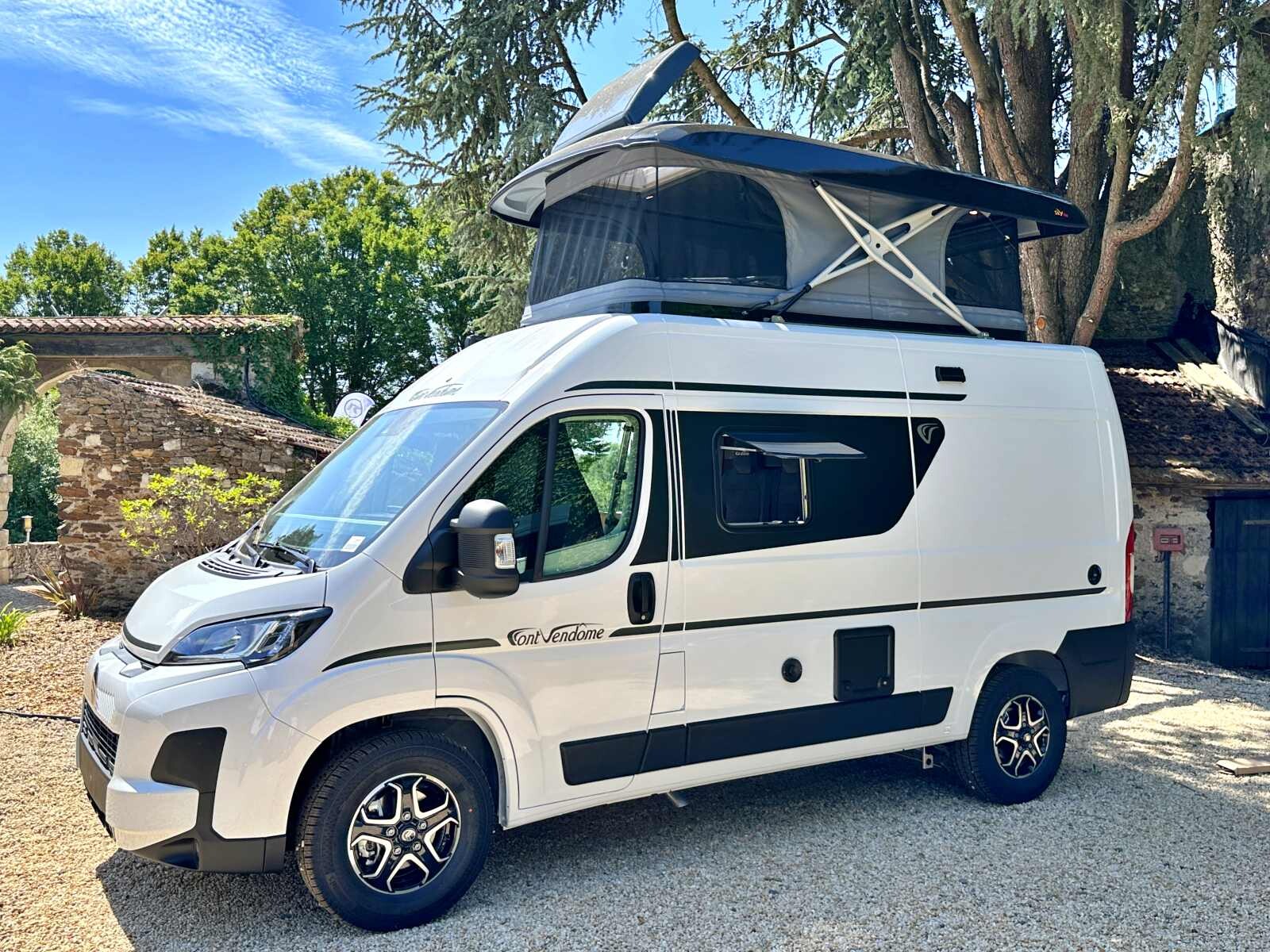 Les trois longueurs de fourgons Font Vendôme Essentiel sur Citroën peuvent recevoir le toit Sky-Up optionnel : 6,36 m, 5,99 m, et 5,41 m comme le Rando Camp ici en photo.