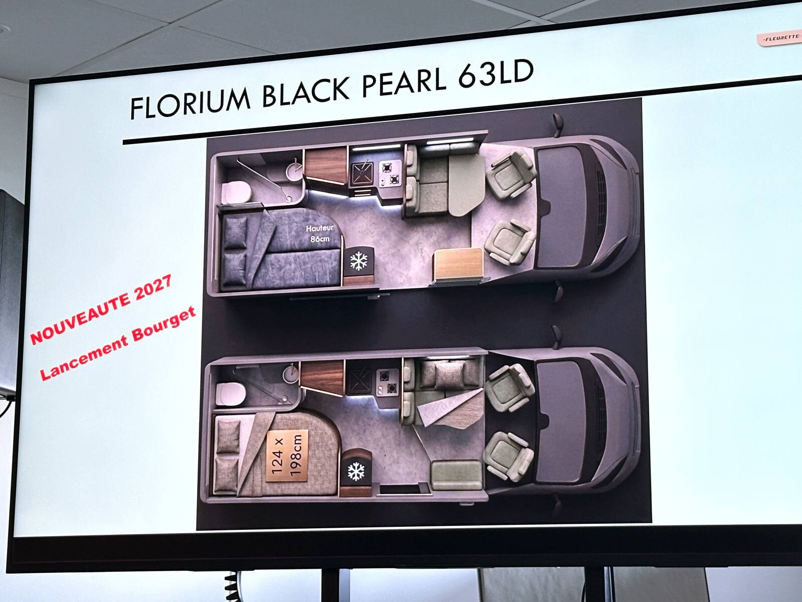 A l'arrière du Black Pearl 63LD cohabitent un lit à la française et la salle de bains, dans la longueur. Cette configuration offre un grand espace central, fluide et aéré.