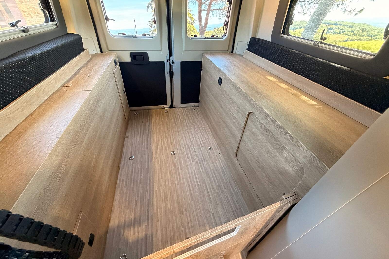 le matelas est prolongé de deux extensions latérales en position basse. fourgon camping-car eden camp