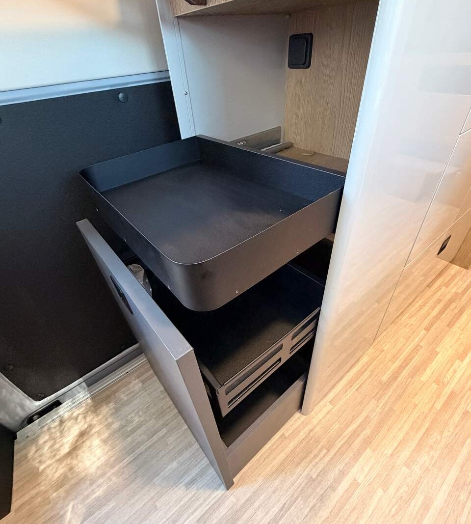 Exploitation du volume en bout de meuble de cuisine fourgon camping-car eden camp