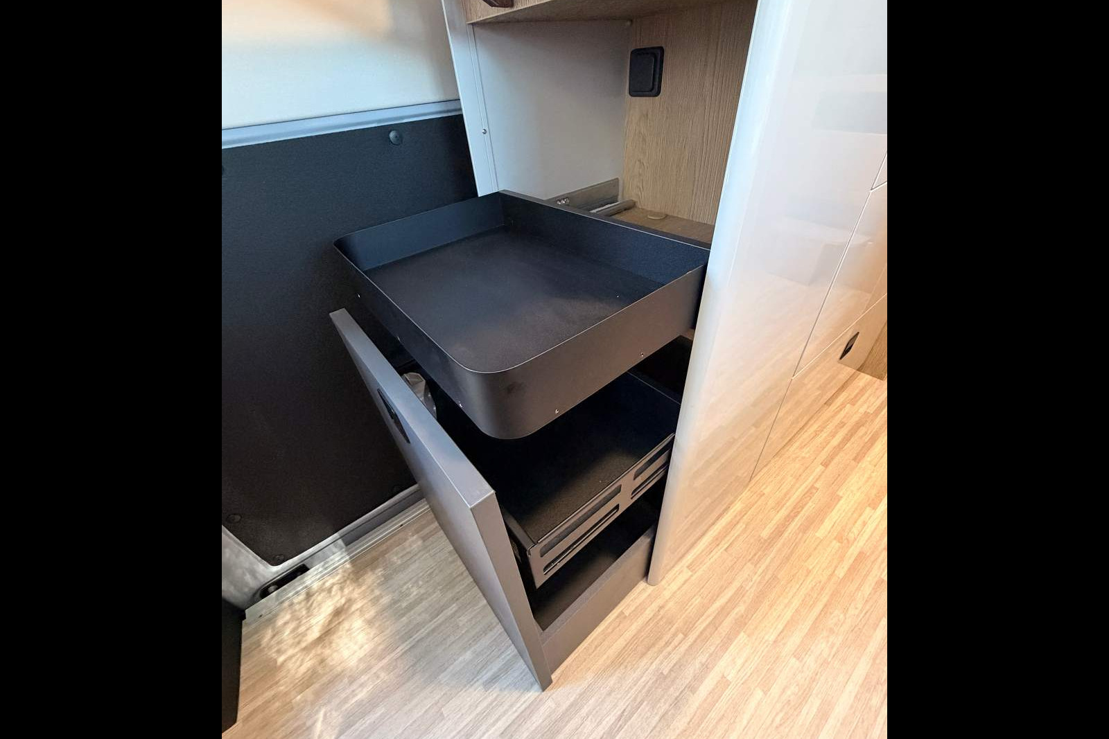 Exploitation du volume en bout de meuble de cuisine fourgon camping-car eden camp