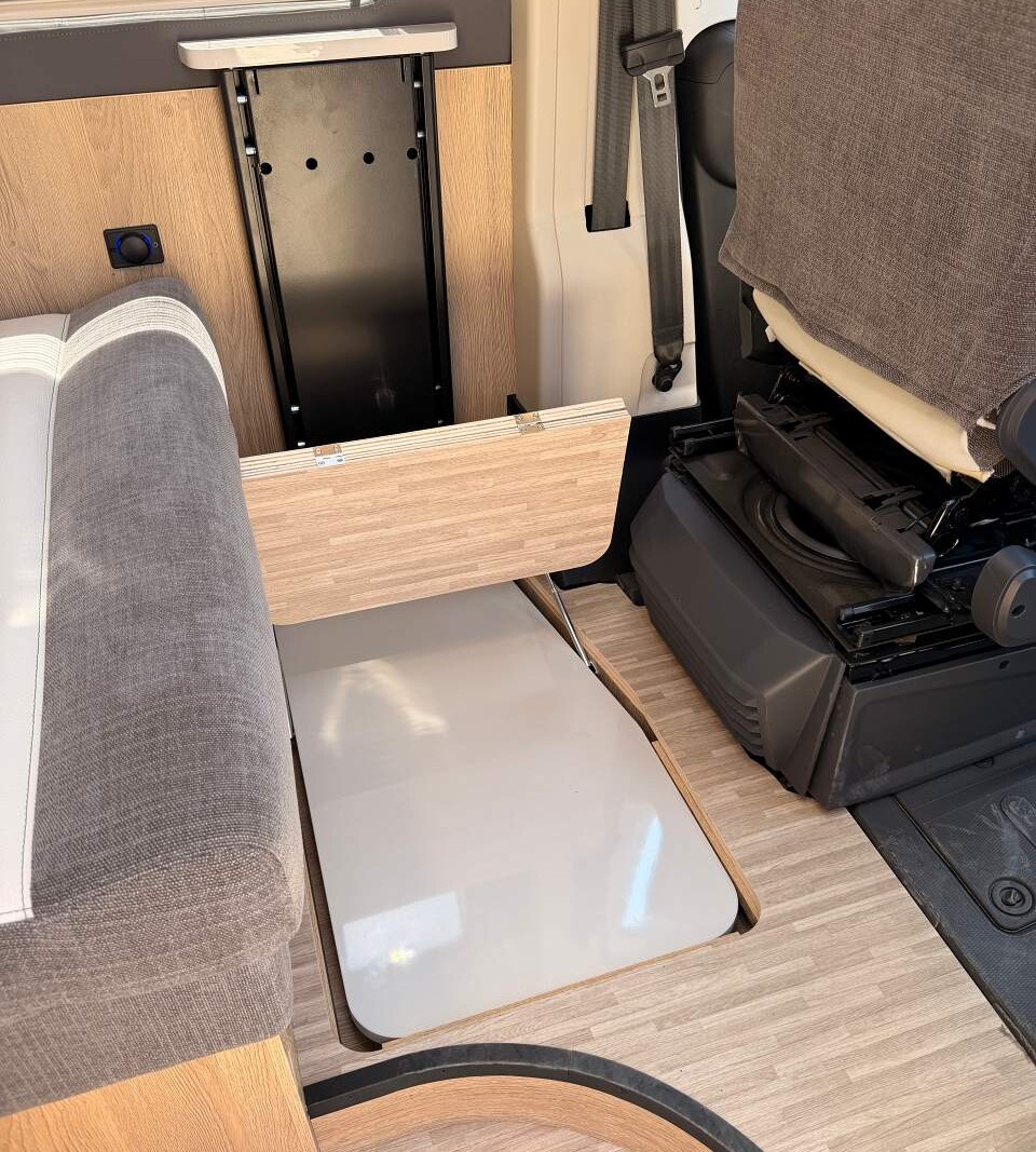 Espace de rangement du plateau de table fourgon camping-car eden camp
