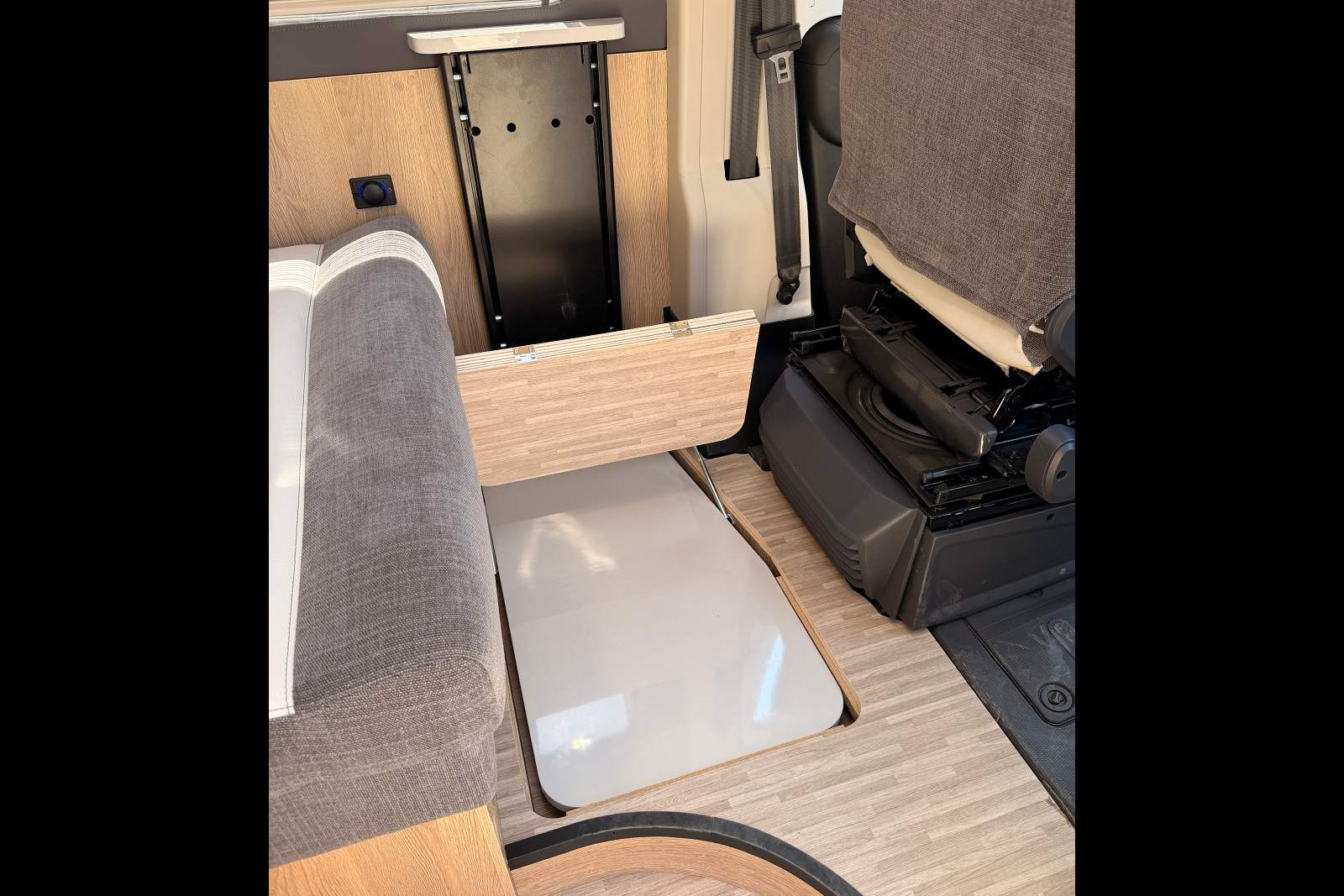 Espace de rangement du plateau de table fourgon camping-car eden camp