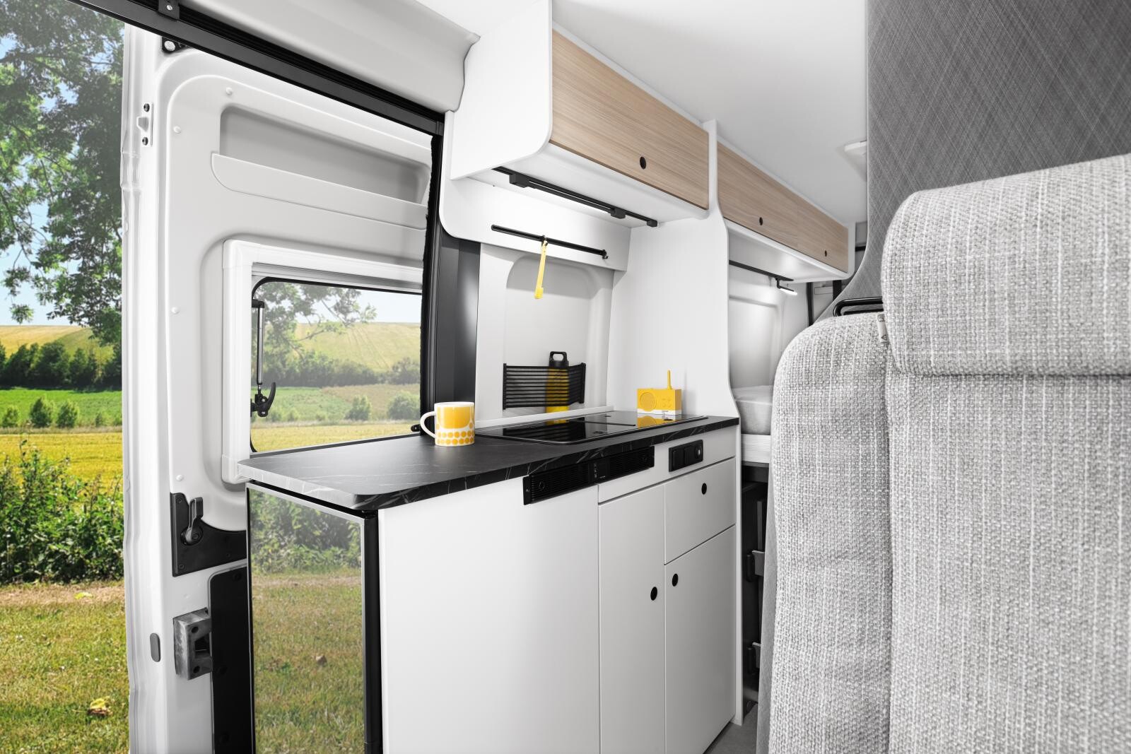 Le frigo de 84 l trouve sa place à l'extrémité du meuble cuisine, côté porte-cellule, la grande superficie du plan de travail est appréciable.