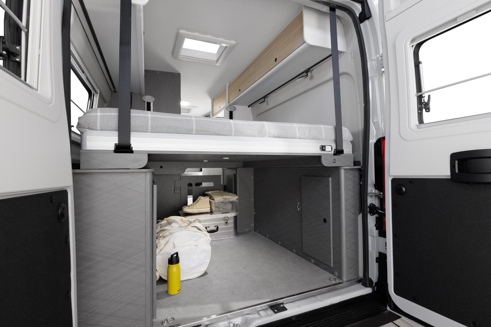 La hauteur minimale de la soute est de 73 cm.
