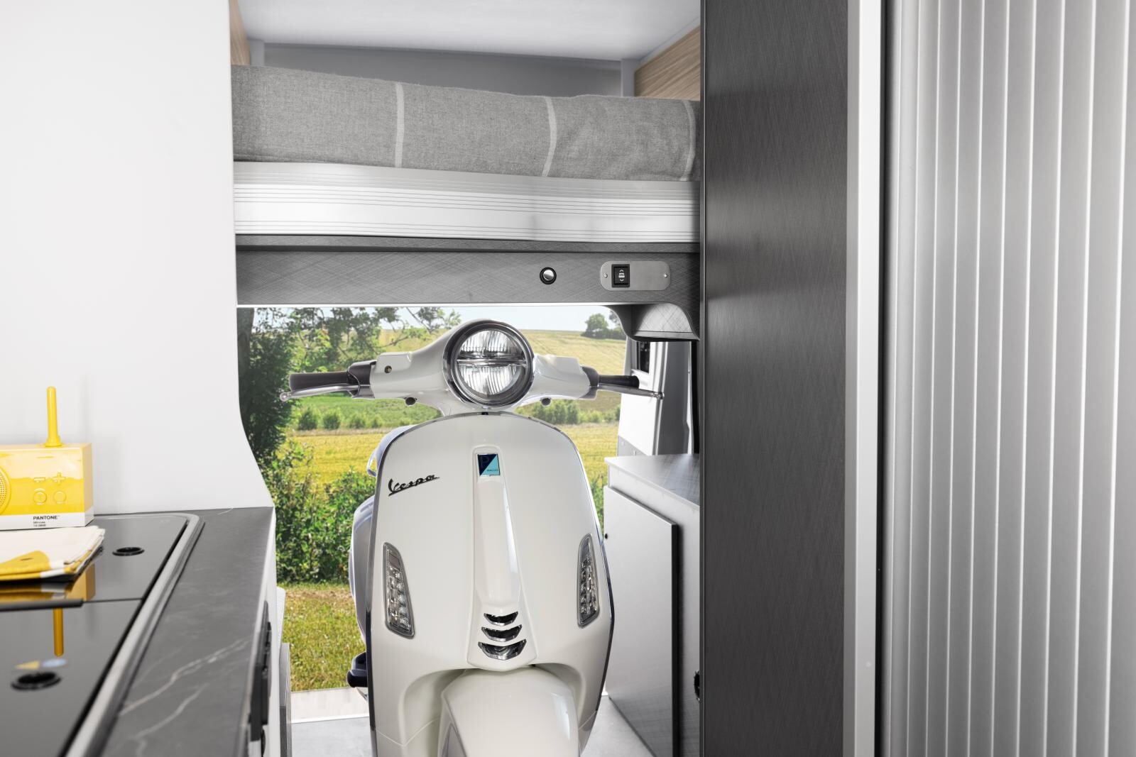 Une commande électrique du lit se trouve de chaque côté du sommier.