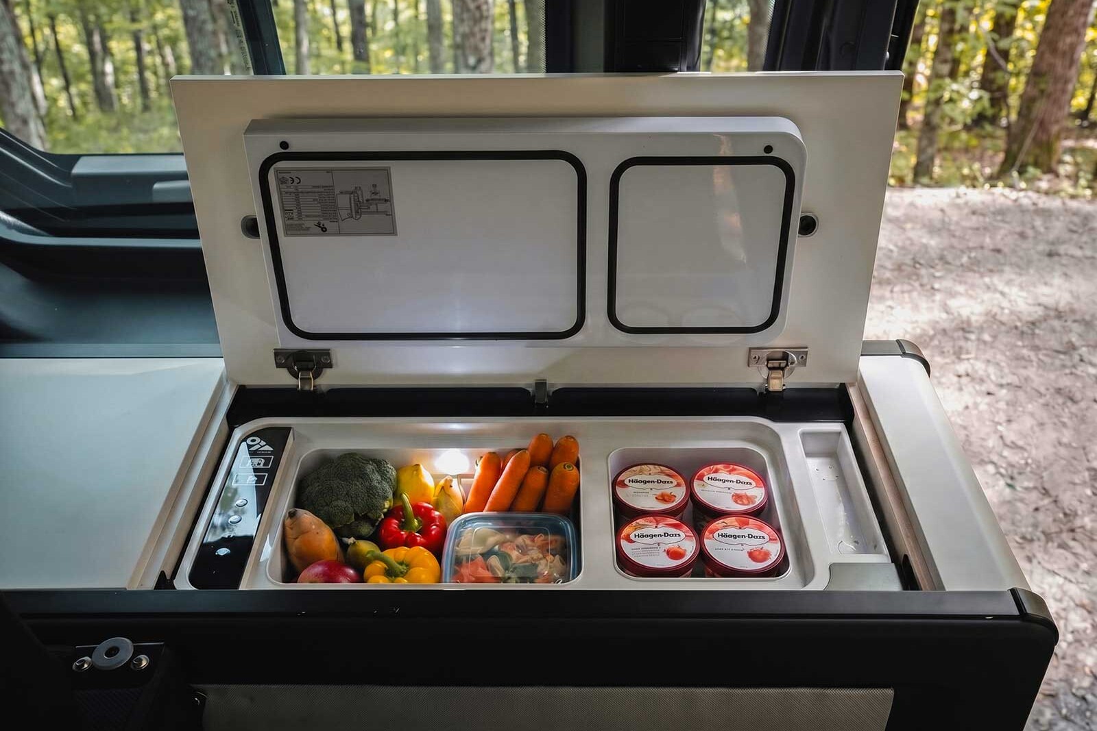 Le frigo à compression de 27 litres s'installe à la place d'un coffre de rangement.