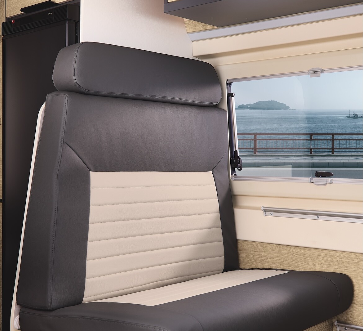 Sellerie "Fusion", en Tissu enduit de polyamide (TEP), exclusive au pack Essential.