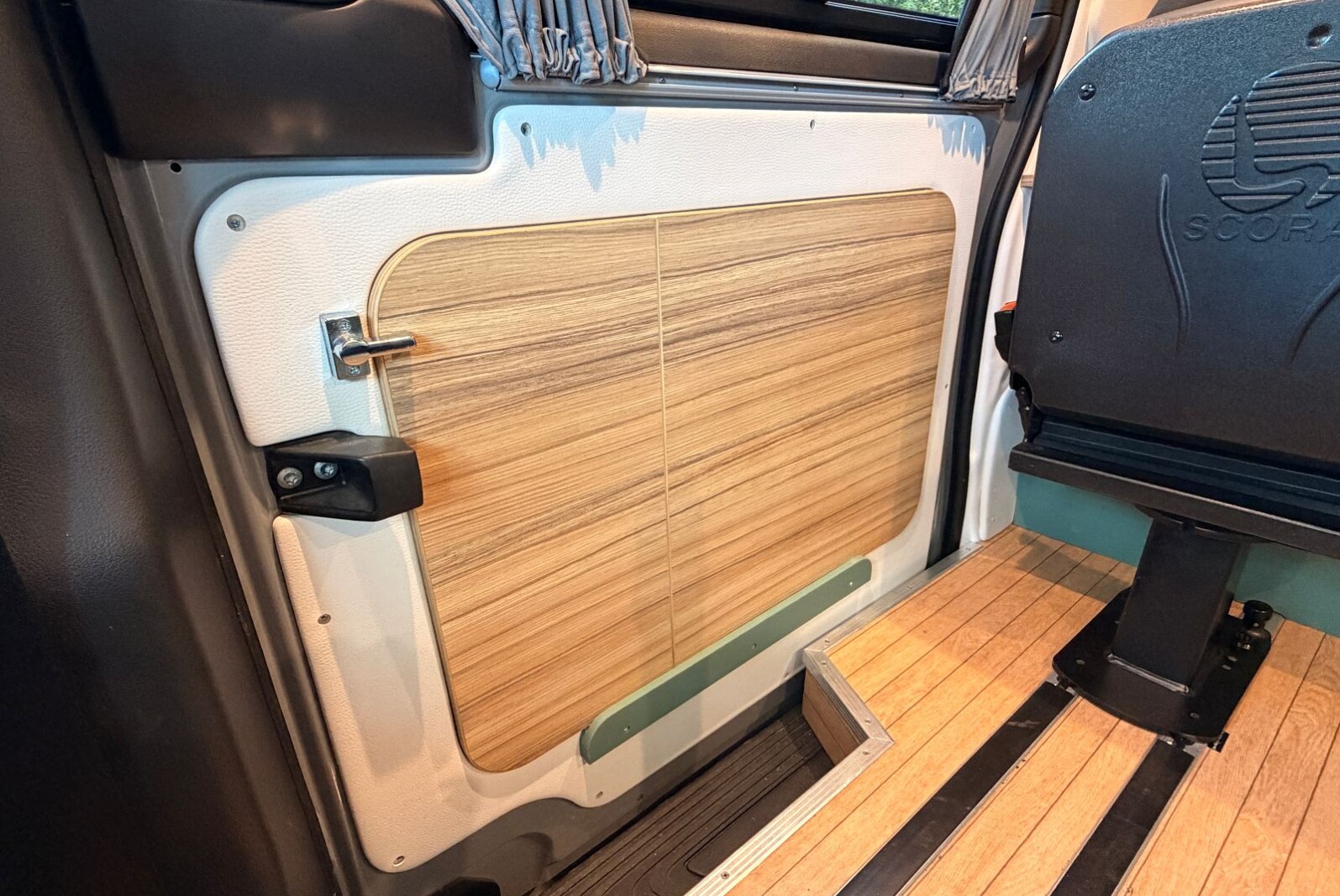 Le plateau de table dans l'épaisseur de la porte coulissante. essai van aménagé