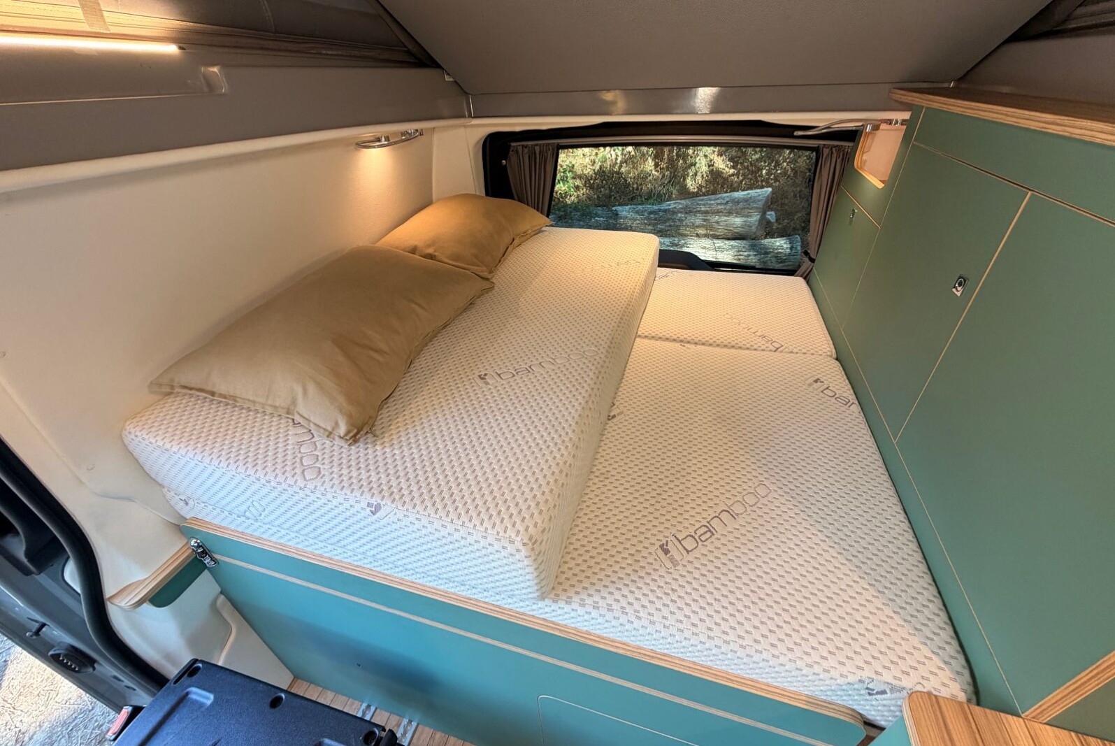 L'encombrante et très épaisse rallonge de matelas.