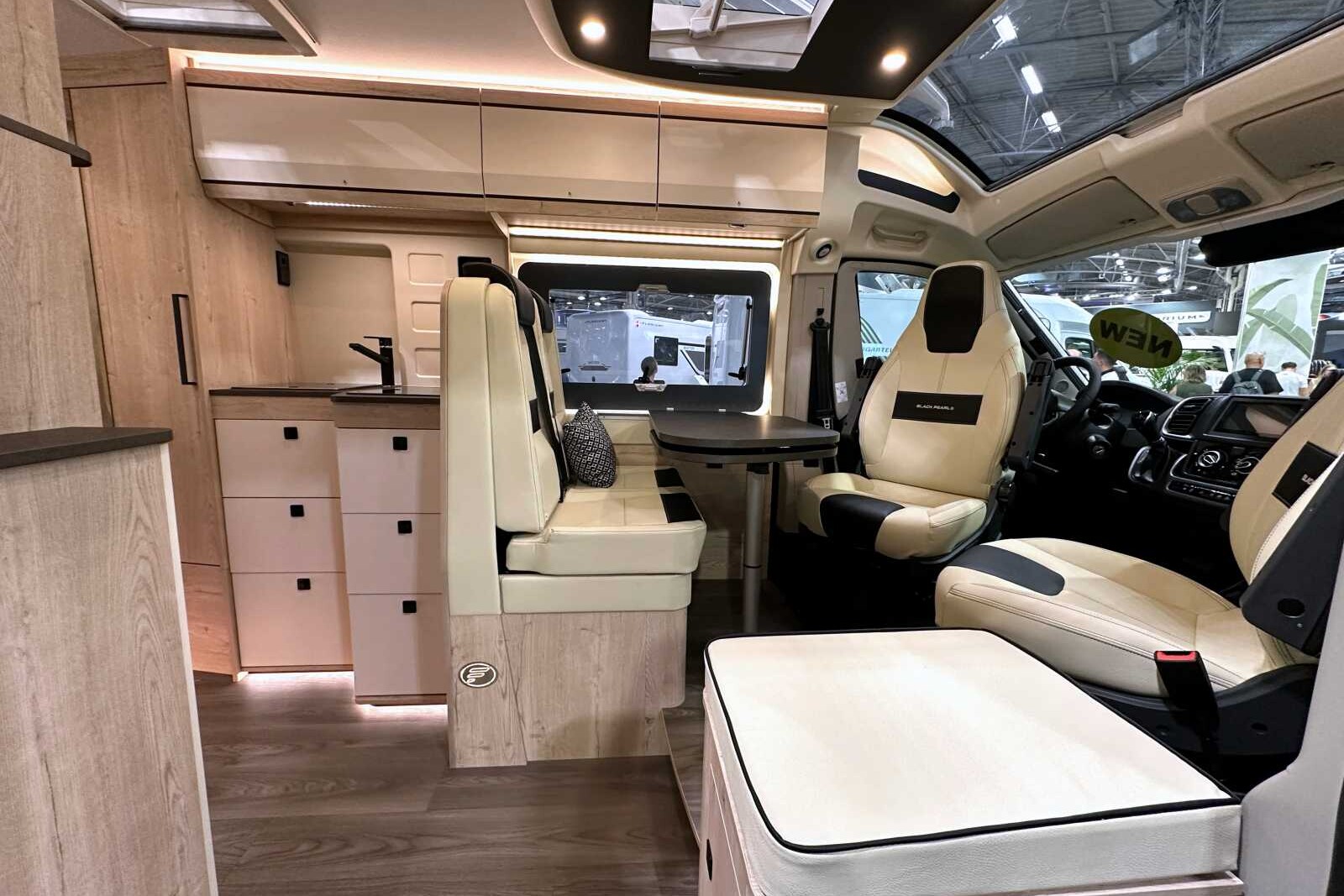 En l'absence du meuble cuisine qui déborde sur l'entrée principale sur les implantations traditionnelles, le salon du Black Pearl 63 LD parait plus grand et plus lumineux.