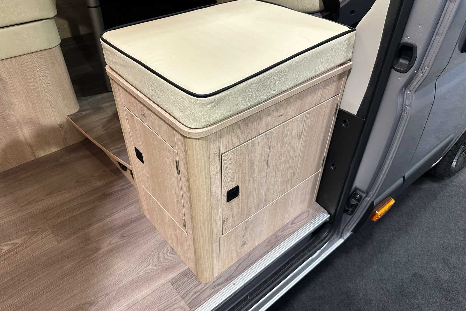 Le sofa latéral offre une cinquième place repas...