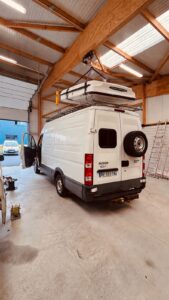 Latitude 76 a installé un kit similaire avec tente James Baroud sur un autre fourgon Iveco Daily.